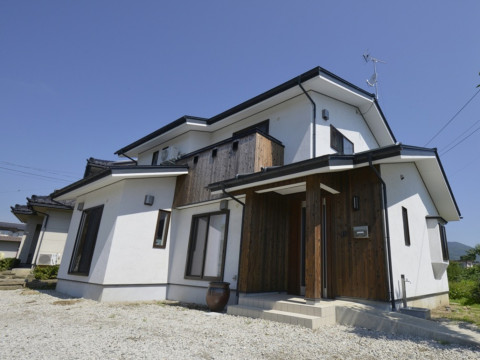 焼杉と白洲そとん壁の外観が美しい家