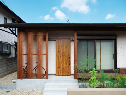 やわらかな光と自然に囲まれた お庭とつながる平屋