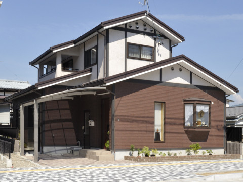 畳リビングと坪庭のある和モダンな家