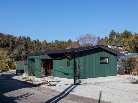 川辺に建つ、人が集う平屋