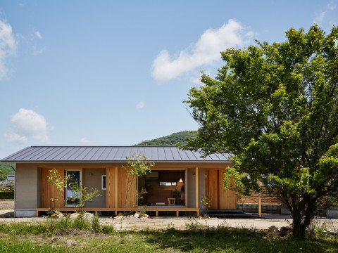 暮らしを愉しむ軒の深い平屋