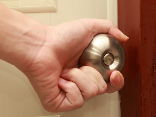 空気科学住宅（コラム） なぜ冬に静電気は起こる？空気と静電気のヒミツ を更新しました 。