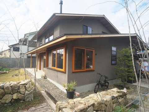 多用途の玄関からダイレクトのＬＤＫ・外とつながる土間のある住まい