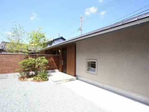 ナバノマチヤ～木漏れ日の庭が広がる平屋～