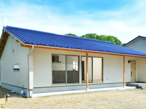 2本の太鼓梁が出迎えてくれる自然素材の平屋