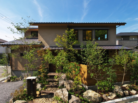 住むほどに深みが増す、自然素材に包まれた吹き抜けの住まい