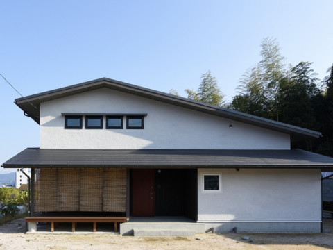 宮島を望む高台の家