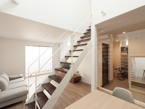 どこにいても家族の気配を感じるシンプルハコの住まい