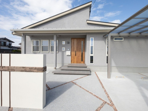 シラス壁や無垢材など自然素材を使用した平屋建ての家