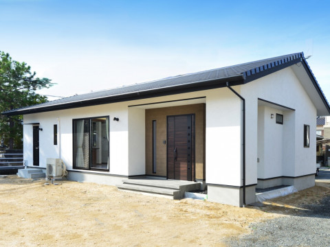 コンパクトなのに収納が多く大勢の家族が集える平屋